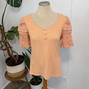 MINE Ribbed Top Womens Medium Peach Lace Puff Sleeve Boho Henley TB5385